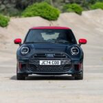 「新型MINI JCW/JCWコンバーチブルが登場！刺激的なパフォーマンスと個性的なスタイルを融合させた新時代のパフォーマンスモデル！」の1枚目の画像ギャラリーへのリンク