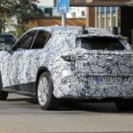 「メルセデスベンツ「EQC」の後継モデル「GLC EV」が消滅したCクラスワゴンの穴を埋める!? 最新プロトタイプがデザイン変更？」の10枚目の画像ギャラリーへのリンク