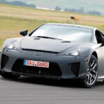 「欧州のスーパーカーと真っ向勝負！の「レクサスLFA」、トヨタ渾身の和製スーパーカー、その先進技術を探る【歴史に残るクルマと技術075】」の18枚目の画像ギャラリーへのリンク