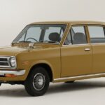 「隣のクルマが小さく見えます！ 日産「ダットサン・サニー」2代目は44万円～【今日は何の日？1月6日】」の1枚目の画像ギャラリーへのリンク