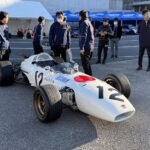 「ホンダF1初勝利60周年！ 佐藤琢磨選手のドライブでHonda RA272がオートサロンで走る！【東京オートサロン2025】」の1枚目の画像ギャラリーへのリンク