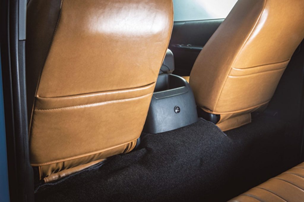 「え、コレがハイエース!?　車内の雰囲気を一変するレザーカバー｜Artina｜200系ハイエース カスタム」の3枚目の画像