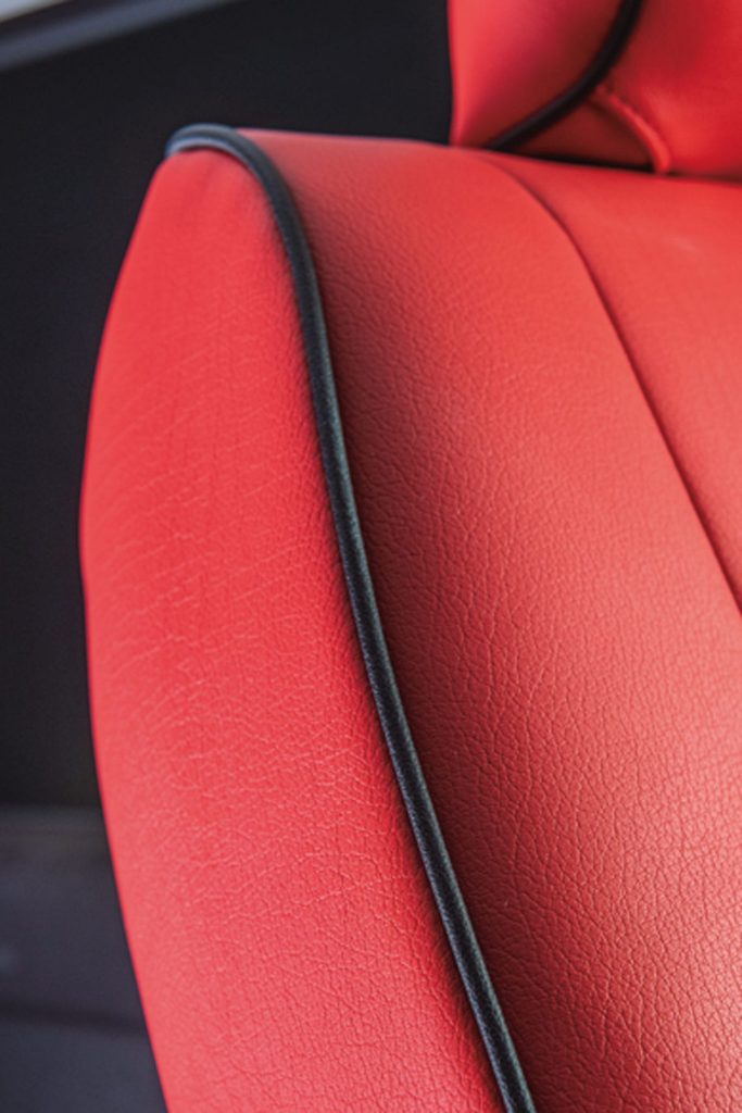 「え、コレがハイエース!?　車内の雰囲気を一変するレザーカバー｜Artina｜200系ハイエース カスタム」の8枚目の画像