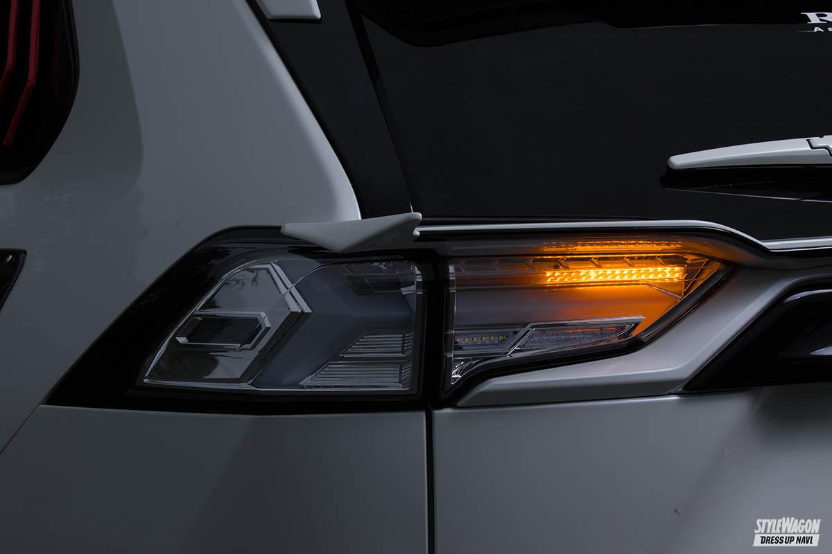 「【この光は美しすぎる】トヨタ 50系RAV4用フルLEDテールランプが10月発売予定！　ウインカーも流れます」の1枚めの画像