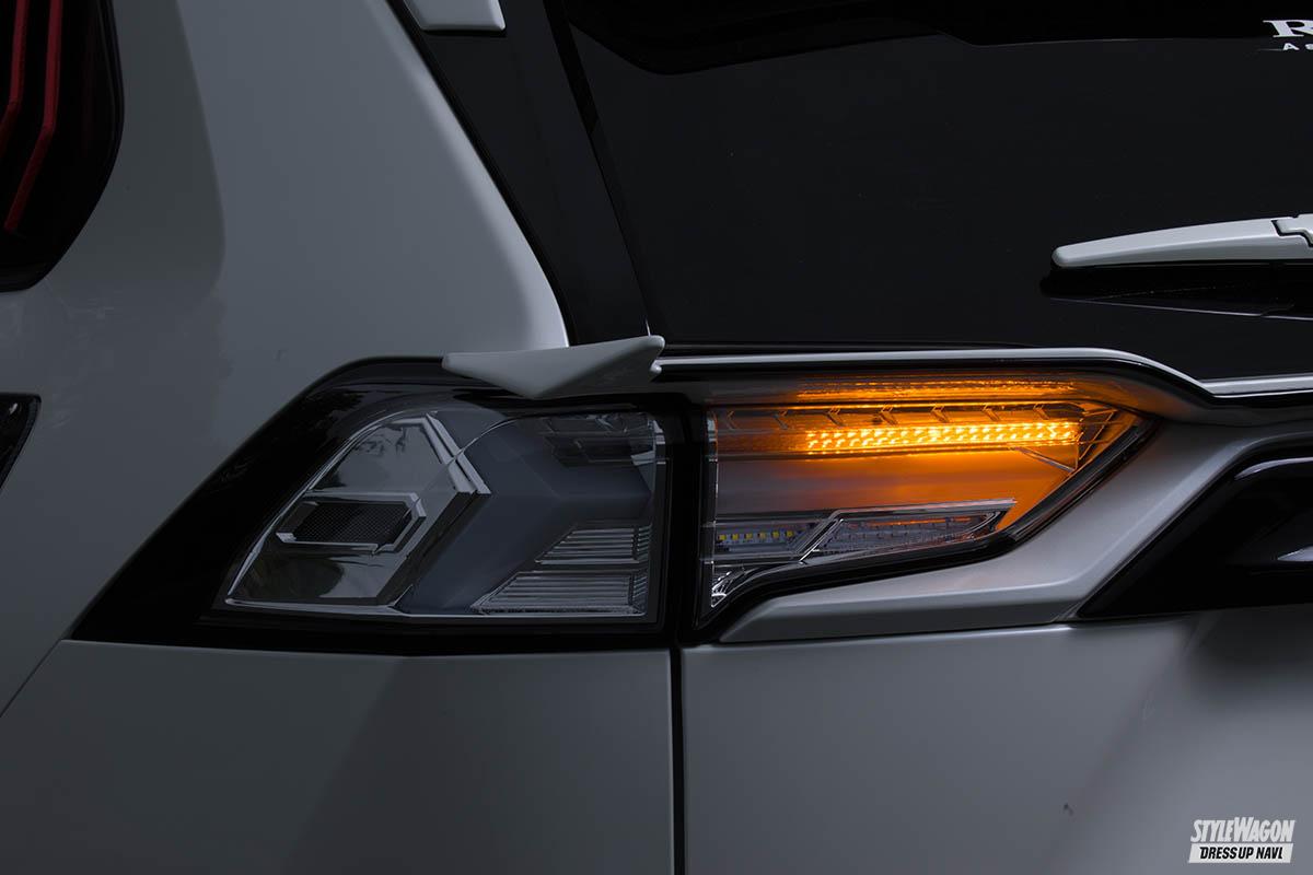 「【この光は美しすぎる】トヨタ 50系RAV4用フルLEDテールランプが10月発売予定！　ウインカーも流れます」の2枚めの画像