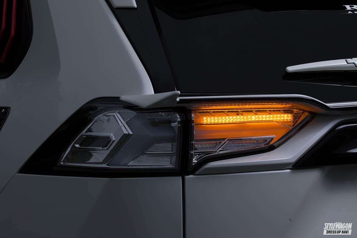 「【この光は美しすぎる】トヨタ 50系RAV4用フルLEDテールランプが10月発売予定！　ウインカーも流れます」の3枚めの画像