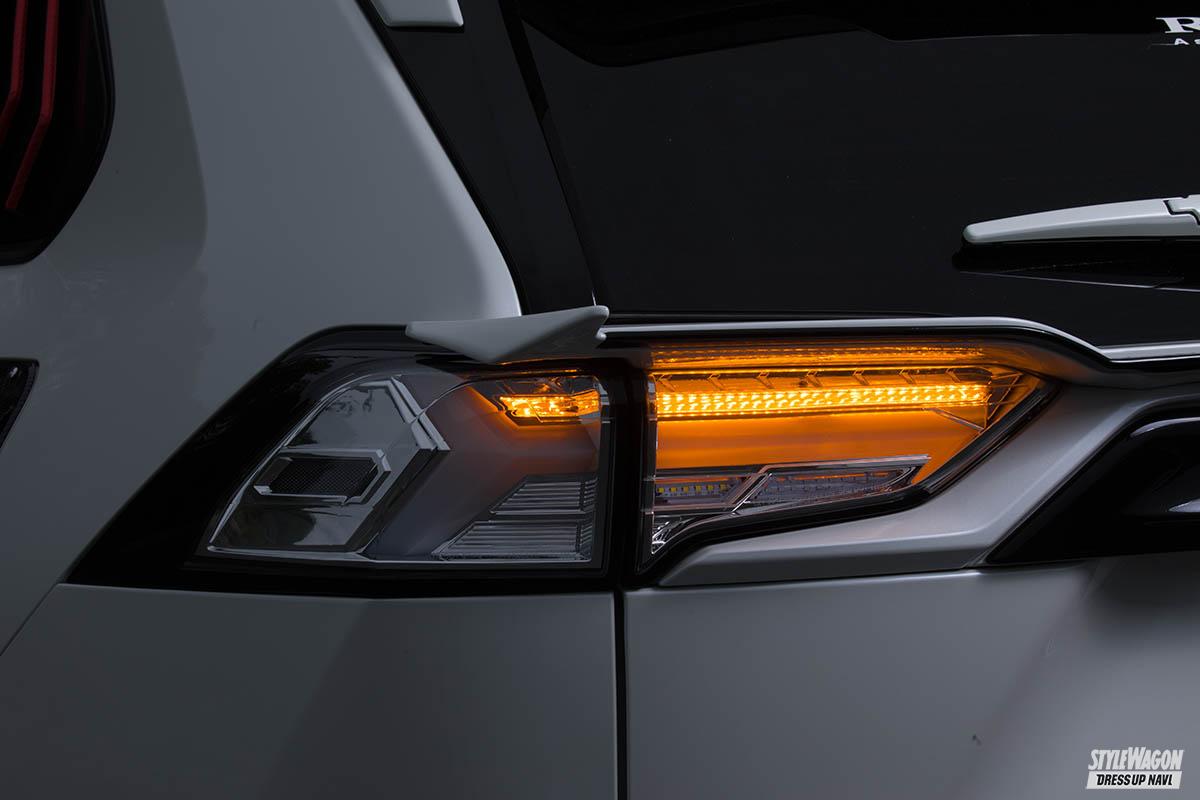 「【この光は美しすぎる】トヨタ 50系RAV4用フルLEDテールランプが10月発売予定！　ウインカーも流れます」の4枚めの画像