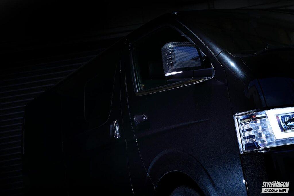 「【トヨタ・200系ハイエース】オープニングライト機能を搭載したドアミラーウインカー！　最新バージョンX（カイ）は、シンプルなクリアレンズ仕様!!」の1枚目の画像