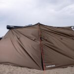 ジムニーの脇に、即キャンプサイトが完成するライノラックのオーニング｜車中泊カスタム - 202112_9091_005