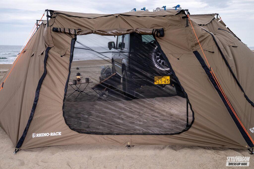 「ジムニーの脇に、即キャンプサイトが完成するライノラックのオーニング｜車中泊カスタム」の6枚目の画像