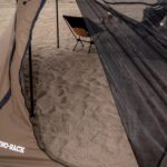 ジムニーの脇に、即キャンプサイトが完成するライノラックのオーニング｜車中泊カスタム - 202112_9091_007