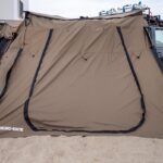 ジムニーの脇に、即キャンプサイトが完成するライノラックのオーニング｜車中泊カスタム - 202112_9091_008