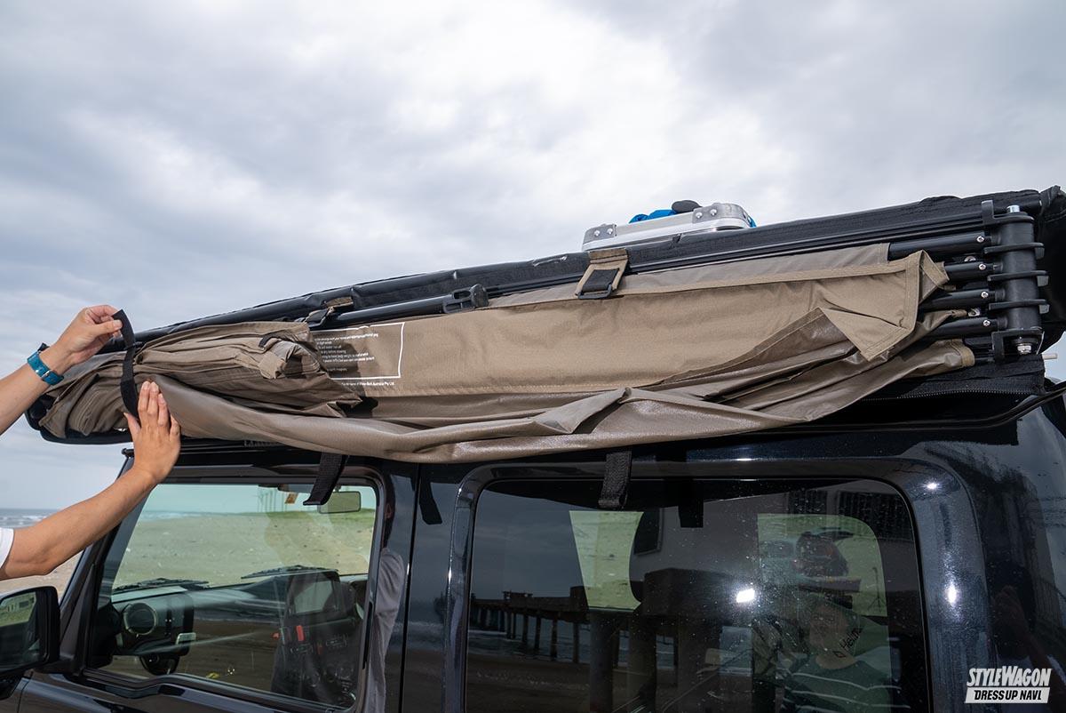 「ジムニーの脇に、即キャンプサイトが完成するライノラックのオーニング｜車中泊カスタム」の3枚めの画像