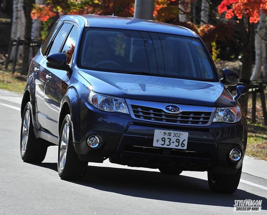 「【当時は高嶺!?　いま気になる中古車の新車当時レビュー】FB型ボクサーエンジンに換装！ スバル・フォレスター（2010年10月〜2011年8月）」の1枚目の画像