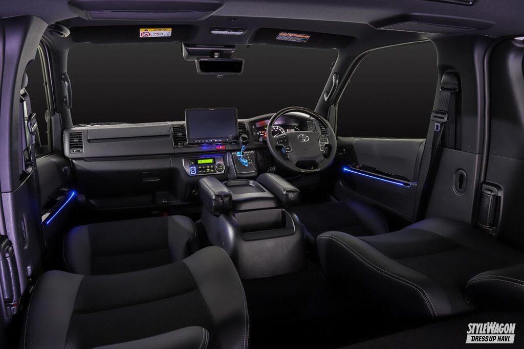 16色の調色と5段階の調光機能付き Ledイルミで0系ハイエースの車内をオシャレ空間に スタイルワゴン ドレスアップナビ 16色の調色と5段階の調光機能付き Ledイルミで0系ハイエースの車内をオシャレ空間に スタイルワゴン ドレスアップナビ