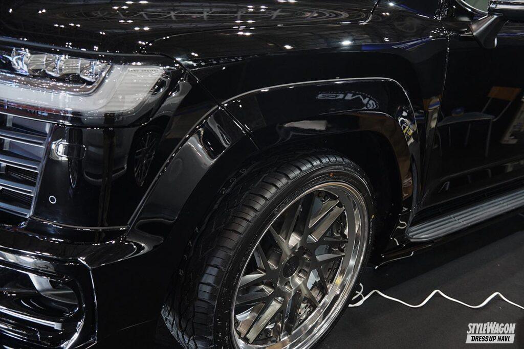 「SUVのプロフェッショナル「GMG」が、爆発的人気のランクル300を３台、イッキ出し！  【#東京オートサロン2022現地直送！】」の1枚目の画像