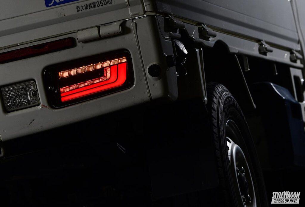 「点灯パターンが近未来的！　ダズフェローズのLEDテールで、ハイゼットトラックの後ろ姿を最先端仕様に」の1枚目の画像