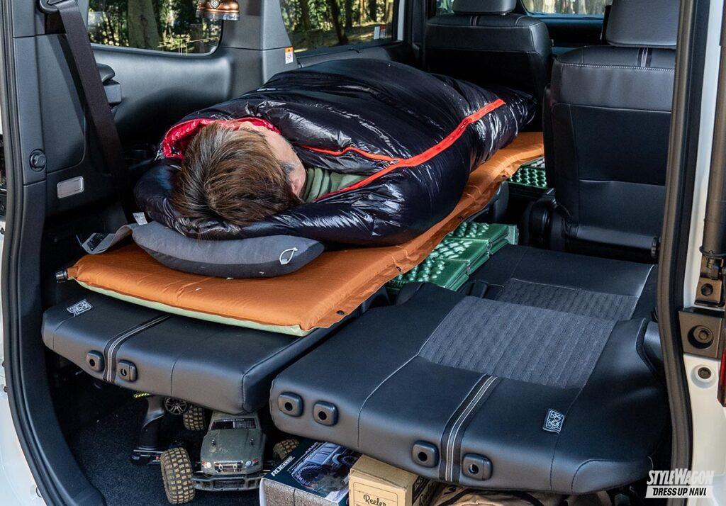 「寝床を作ったよ〜！　ちょっとしたアイデアで快適に!?　やっぱりミニバンは車中泊にオススメです【#新型ノアで車中泊してみた　#003】」の18枚目の画像