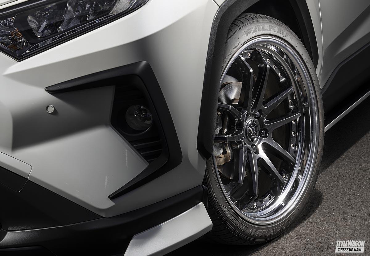 RAV4には、ヴェルズデザインの超ディープコンケイブもよく似合う 