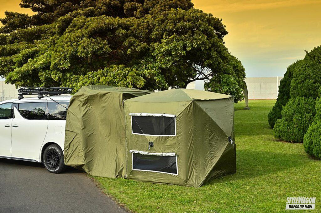 「アルファードでファミリーキャンプ！　アルパインスタイルのバックドア拡張型テントが便利すぎた！【#オシャレで便利なクルマ系ギア #001】」の1枚目の画像