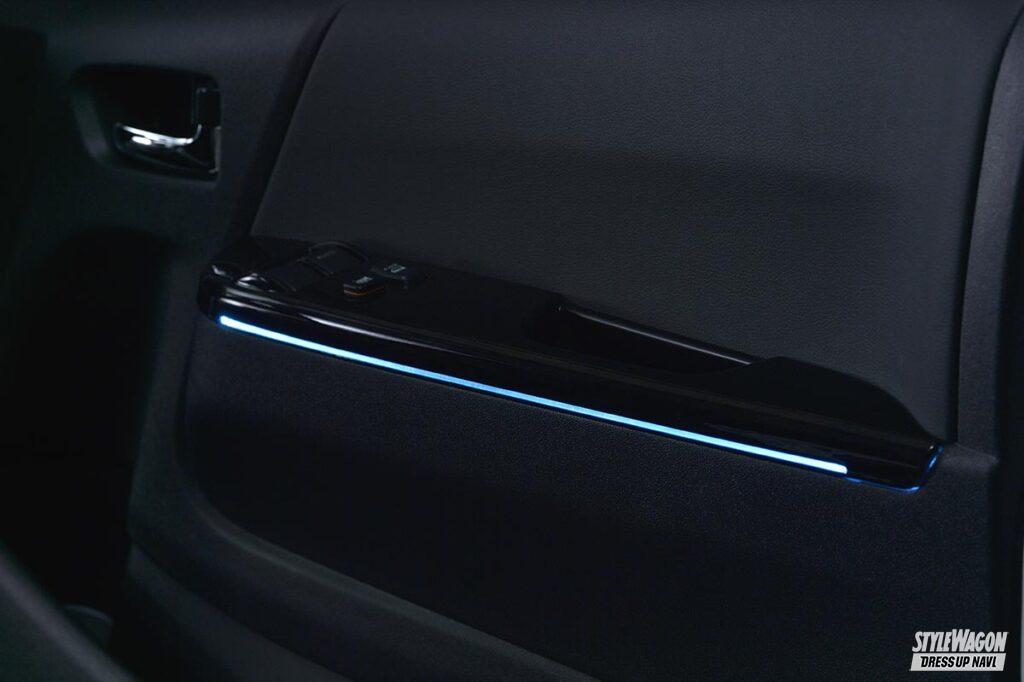「【200系ハイエース・おすすめパーツ10選】16色のカラーチェンジ！　ハイエースの車内を自分好みにライトアップ可能なスカイビューナイトライン」の11枚目の画像