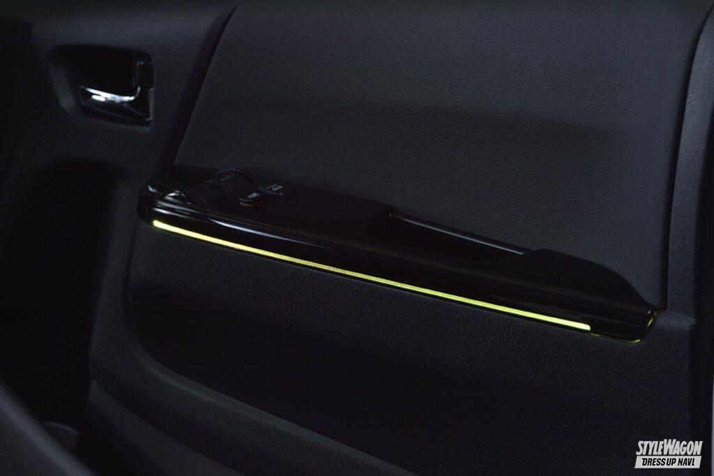 「【200系ハイエース・おすすめパーツ10選】16色のカラーチェンジ！　ハイエースの車内を自分好みにライトアップ可能なスカイビューナイトライン」の19枚目の画像