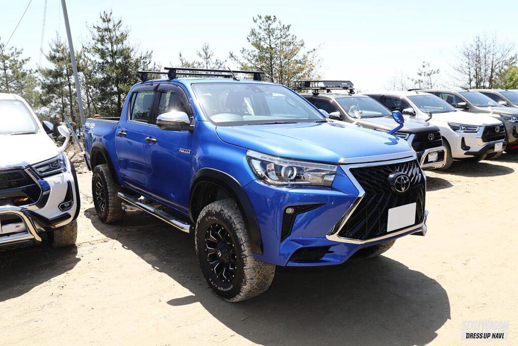 「えっ、レクサスのオフロード仕様!?　ハイラックスにスピンドルグリルを大胆に移植！【HILUX SONIC】で、タフでワイルドなハイラックスを発見 #002」の1枚目の画像