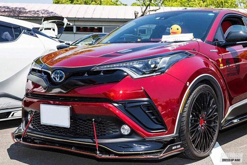 赤い彗星をリスペクト ステッカーチューンでモビルスーツのようなアレンジも斬新 C Hr九州まつり22 ど派手なコンパクトsuvが 九州に大集結 002 スタイルワゴン ドレスアップナビ 赤い彗星をリスペクト ステッカーチューンでモビルスーツのようなアレンジも斬新 C Hr九州まつり22 ど派手なコンパクトsuvが 九州に大集結 002 スタイルワゴン ドレスアップナビ