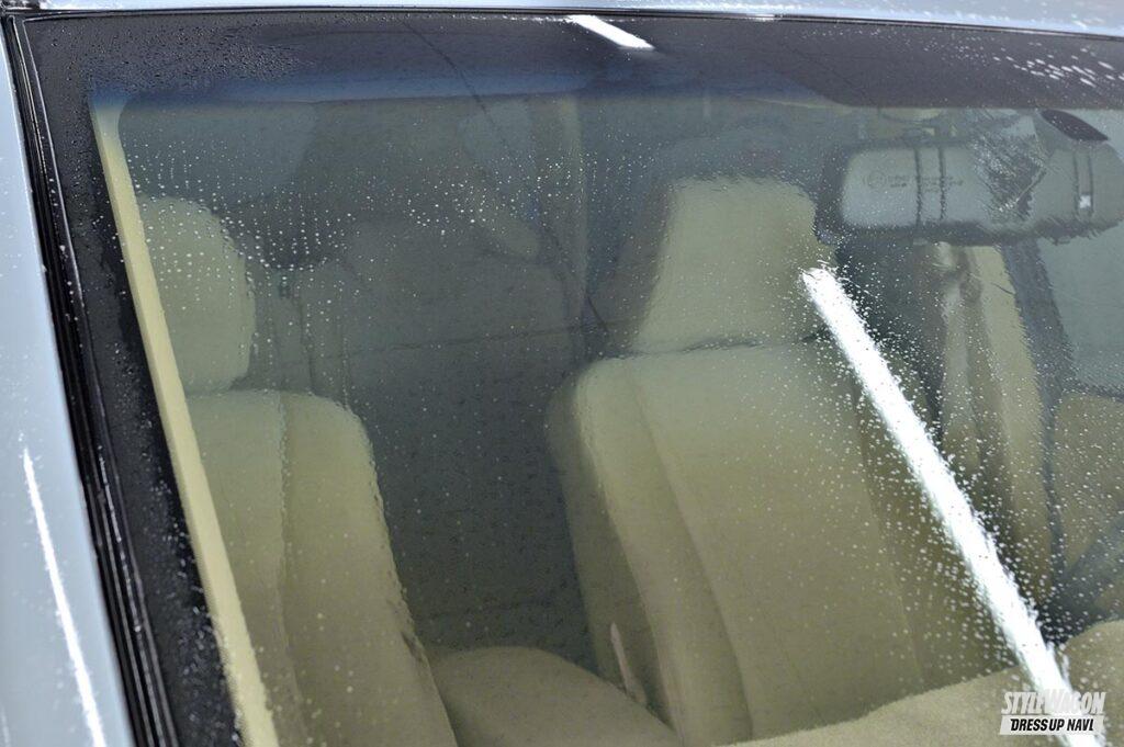 「車内からの光景がまるで違う！　水滴がコロコロと窓ガラスを転げ落ちる！　超撥水ガラスコーティング施工「KeePer LABO厚木店」へ突撃レポート　#003」の4枚目の画像