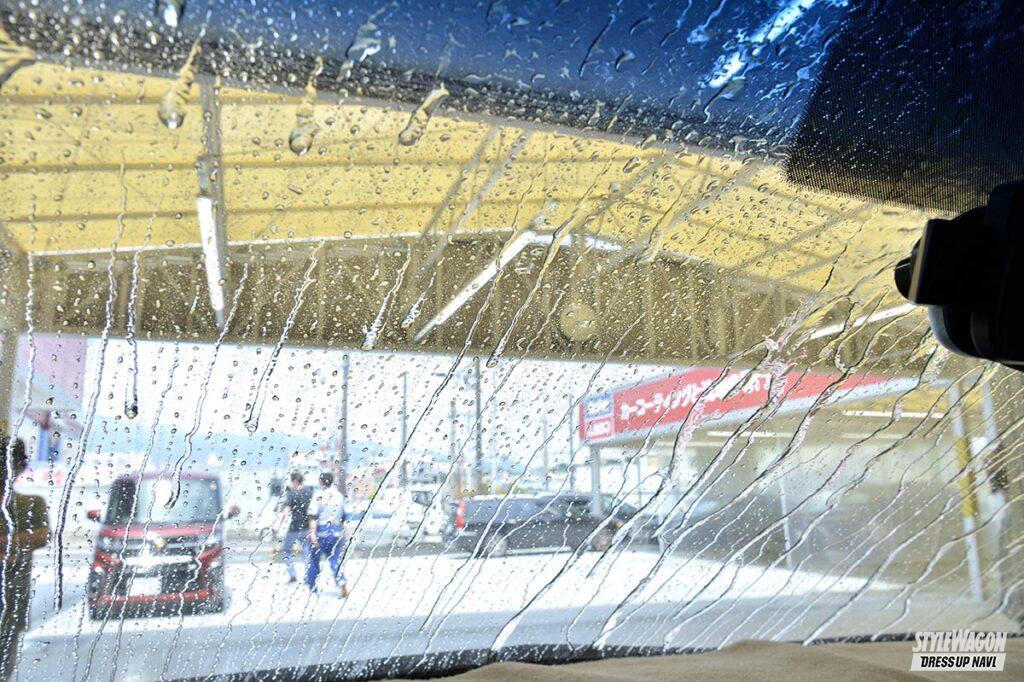 「車内からの光景がまるで違う！　水滴がコロコロと窓ガラスを転げ落ちる！　超撥水ガラスコーティング施工「KeePer LABO厚木店」へ突撃レポート　#003」の12枚目の画像