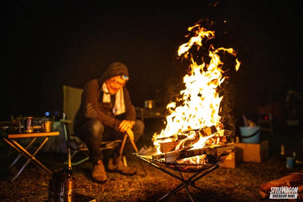 「ソロキャンもファミキャンも、みんながハマる焚き火の魅力は？　まずは気になる焚き火台を使ってみました！【#オシャレで便利なクルマ系ギア 番外編】」の1枚目の画像