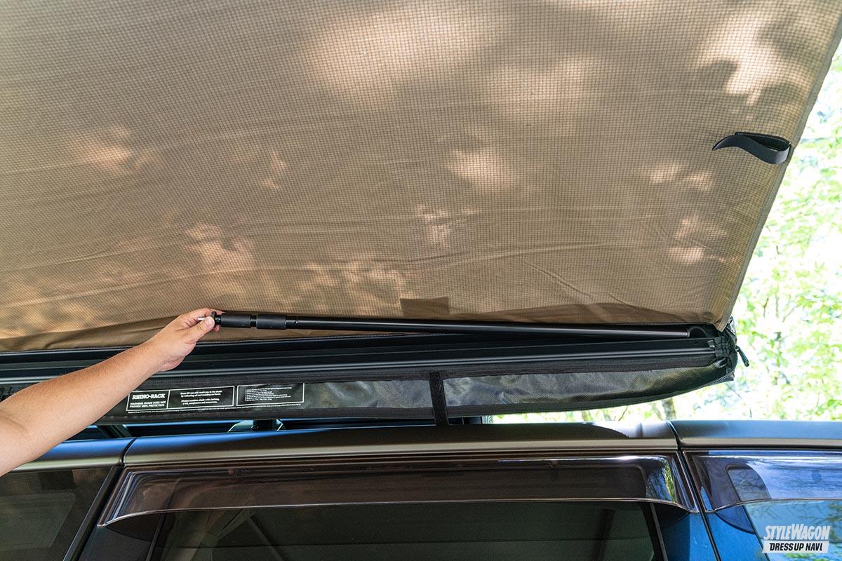 「約2.3畳の日陰が簡単に作れます！【ライノラック】のサンシーカーは、クルマのルーフからタープを引き出せる便利なヤツ！」の6枚めの画像