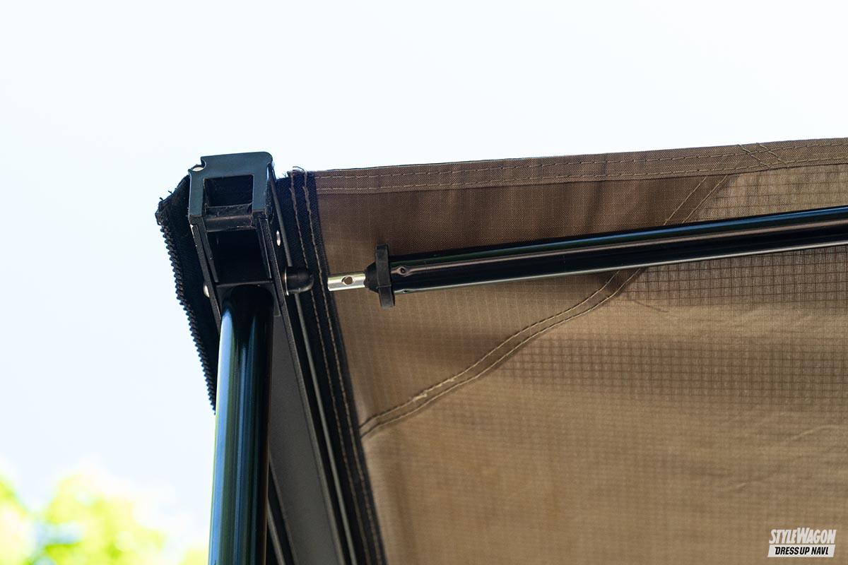 「約2.3畳の日陰が簡単に作れます！【ライノラック】のサンシーカーは、クルマのルーフからタープを引き出せる便利なヤツ！」の13枚目の画像