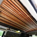 「異なる木材を組み合わせた天井が個性的！【オシャレVAN CAMP 12選】ボンゴブローニィの車内には、さらにレコードプレーヤーも完備してます！｜車中泊 バンライフ DIY施工事例」の7枚目の画像ギャラリーへのリンク
