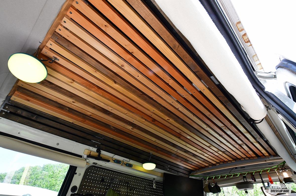 「異なる木材を組み合わせた天井が個性的！【オシャレVAN CAMP 12選】ボンゴブローニィの車内には、さらにレコードプレーヤーも完備してます！｜車中泊 バンライフ DIY施工事例」の3枚目の画像