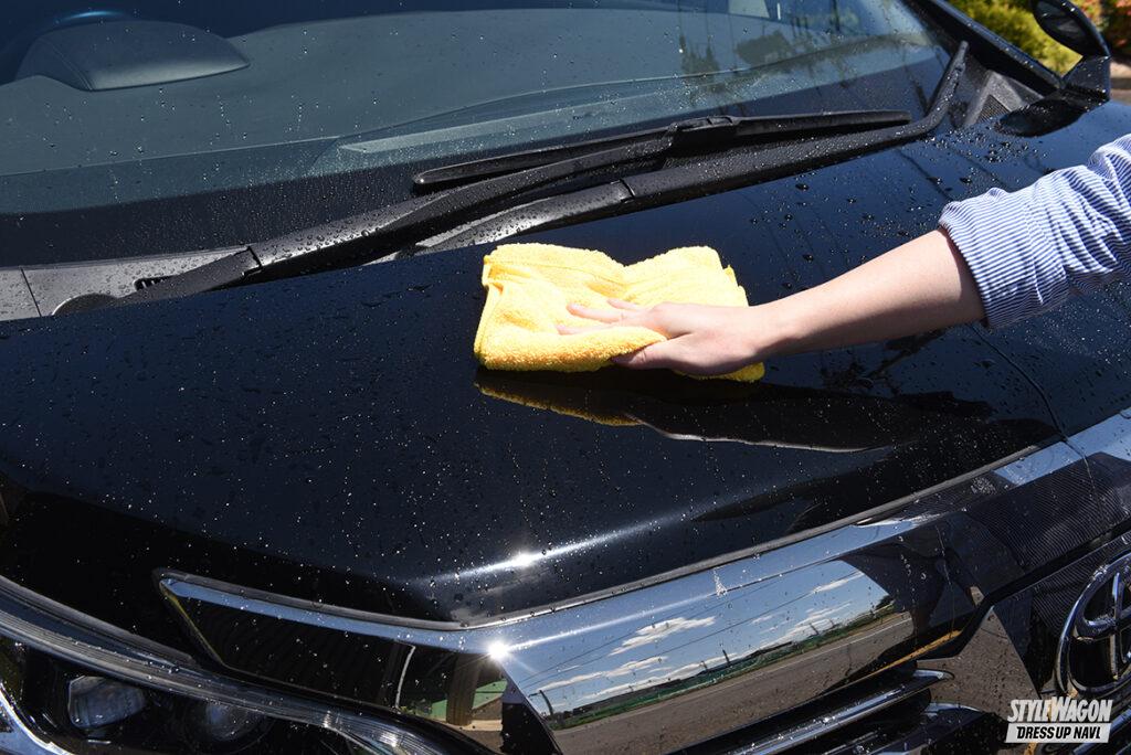 「今の拭き上げトレンドは「置いて引くだけ！」の吸水クロス【週末洗車倶楽部 第2回】トヨタ・アルファード＆ヴェルファイア編」の1枚目の画像