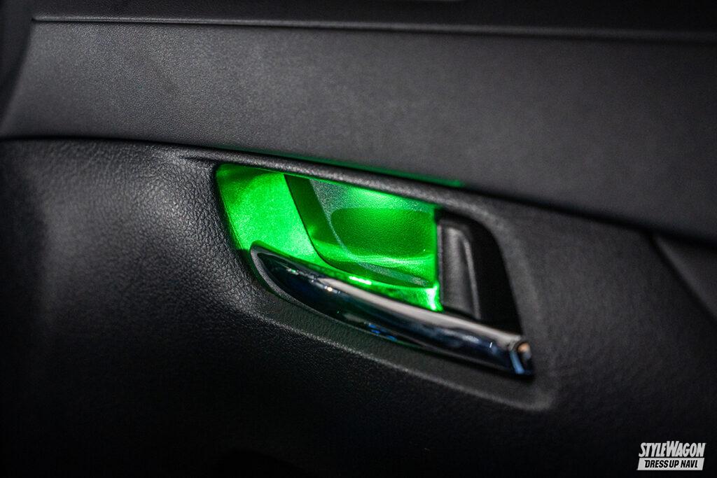 「【人気パーツ11選】全16色のカラーチェンジ、さらに3段階の調光機能も！　【30系トヨタ・アルファード＆ヴェルファイア】の車内を、LEDで自分好みのオシャレ空間に！」の3枚目の画像
