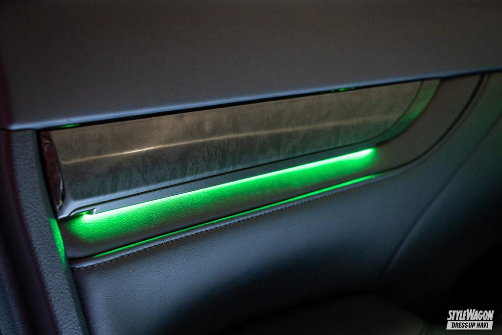 「【人気パーツ11選】全16色のカラーチェンジ、さらに3段階の調光機能も！　【30系トヨタ・アルファード＆ヴェルファイア】の車内を、LEDで自分好みのオシャレ空間に！」の4枚目の画像