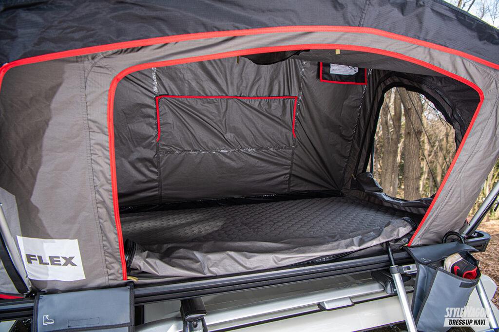 「【オススメ6選】テント収納時は薄型20cmでスマートに！　フレックスのルーフトップテントは、寝心地抜群のマットレスを採用！｜ルーフトップテントではじめる車上泊」の4枚目の画像