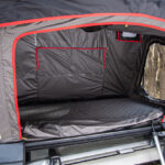 「【オススメ6選】テント収納時は薄型20cmでスマートに！　フレックスのルーフトップテントは、寝心地抜群のマットレスを採用！｜ルーフトップテントではじめる車上泊」の8枚目の画像ギャラリーへのリンク
