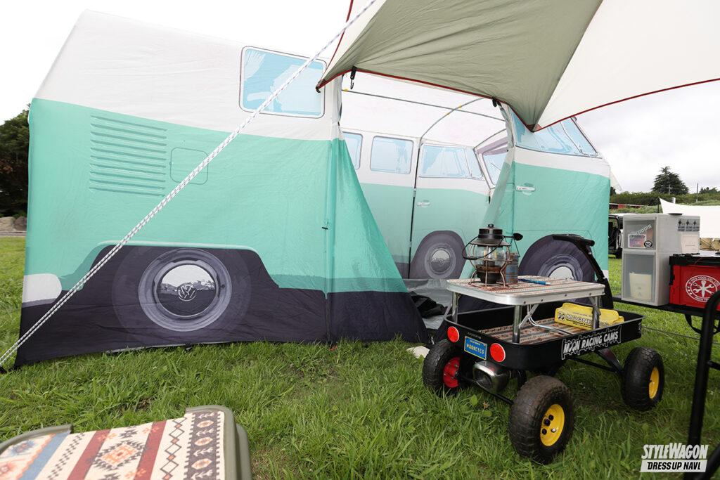 「【デリカキャンプ2nd 10選】三菱デリカとワーゲンバスの2台持ち!?　いえ、キャンプサイトで目立ちまくる、ワーゲンバス仕様のテントでした！」の6枚目の画像