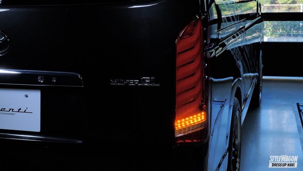日本製国産200系 ハイエース オープニング アクション LED ファイバー テール ランプ シーケンシャル ウィンカー 左右 新品 クリア × ブラック テールライト