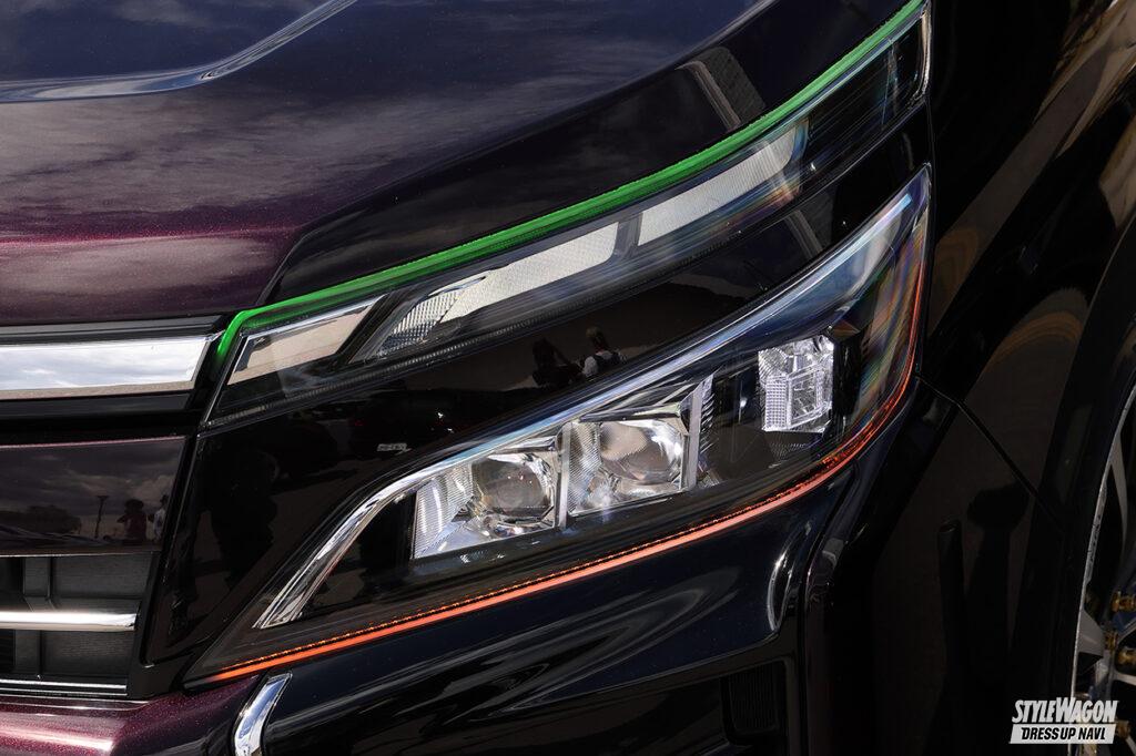 「「チェンジ」可能っ！ ヘッドライトまわりのLEDは、点灯色や点灯パターンが変えられる！　トヨタ・80ヴォクシーの目元をより精悍に！」の3枚目の画像