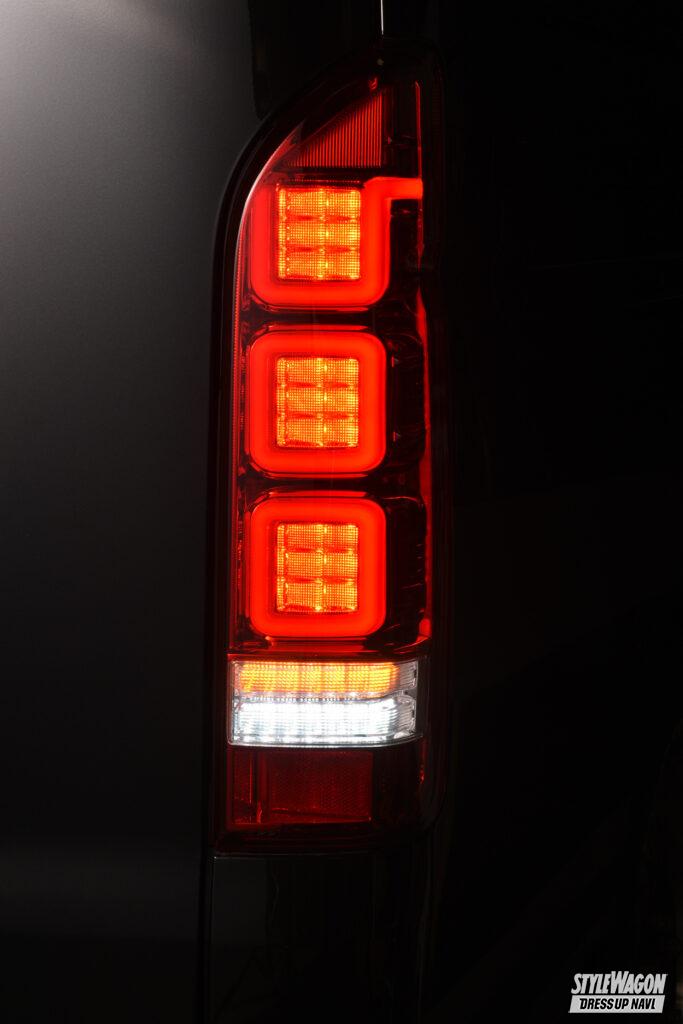「スクエア形状のLEDバーが斬新すぎる！　ダズフェローズのハイエース用LEDテールランプでリアスタイルの個性が爆アガリ！」の6枚目の画像