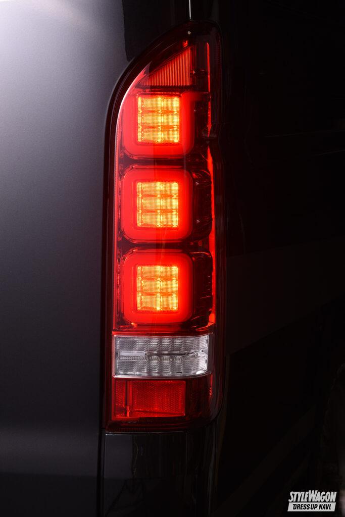 「スクエア形状のLEDバーが斬新すぎる！　ダズフェローズのハイエース用LEDテールランプでリアスタイルの個性が爆アガリ！」の8枚目の画像