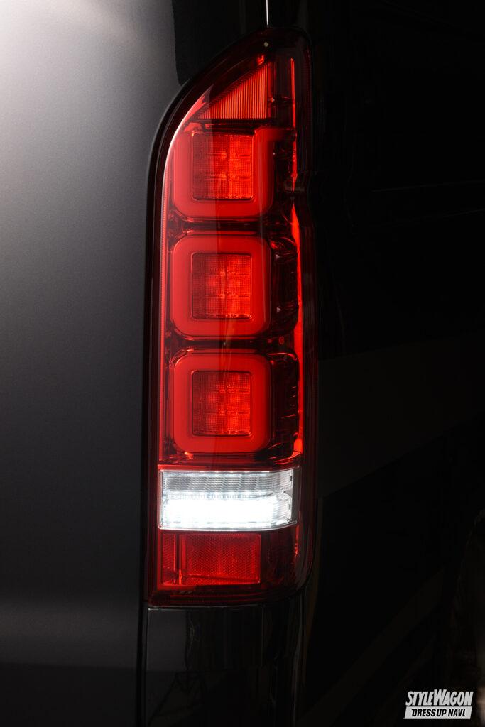 「スクエア形状のLEDバーが斬新すぎる！　ダズフェローズのハイエース用LEDテールランプでリアスタイルの個性が爆アガリ！」の10枚目の画像