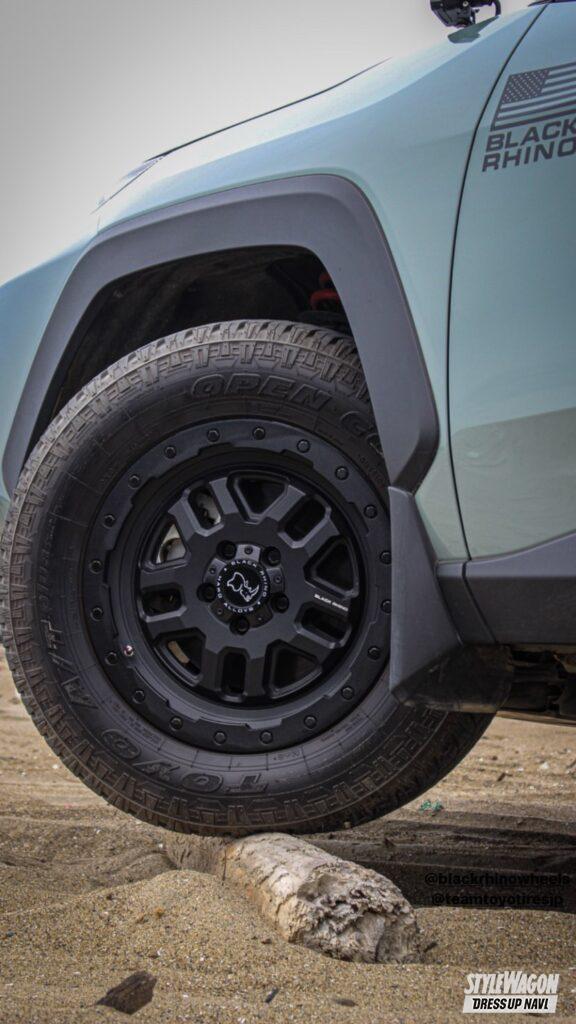 「泥汚れすらよく似合う！　”ブラックライノ WHEEL・BARSTOW”は、のRAV4と相性抜群！【みんなが履いてるオフ系ホイール拝見】」の2枚目の画像