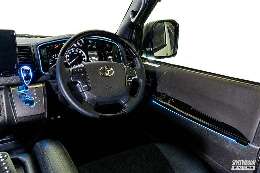 「選べる16色の調光機能付き！　アベストのスカイビューナイトラインで、トヨタ200系ハイエースの車内をムーディにライトアップ」の1枚目の画像