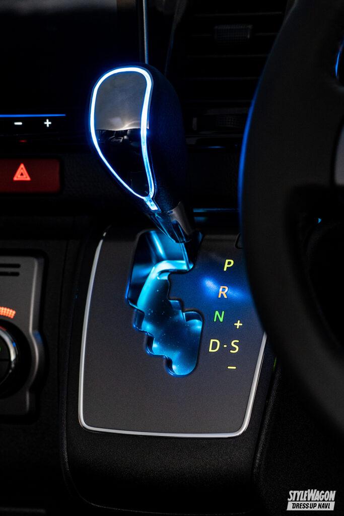 「選べる16色の調光機能付き！　アベストのスカイビューナイトラインで、トヨタ200系ハイエースの車内をムーディにライトアップ」の3枚目の画像