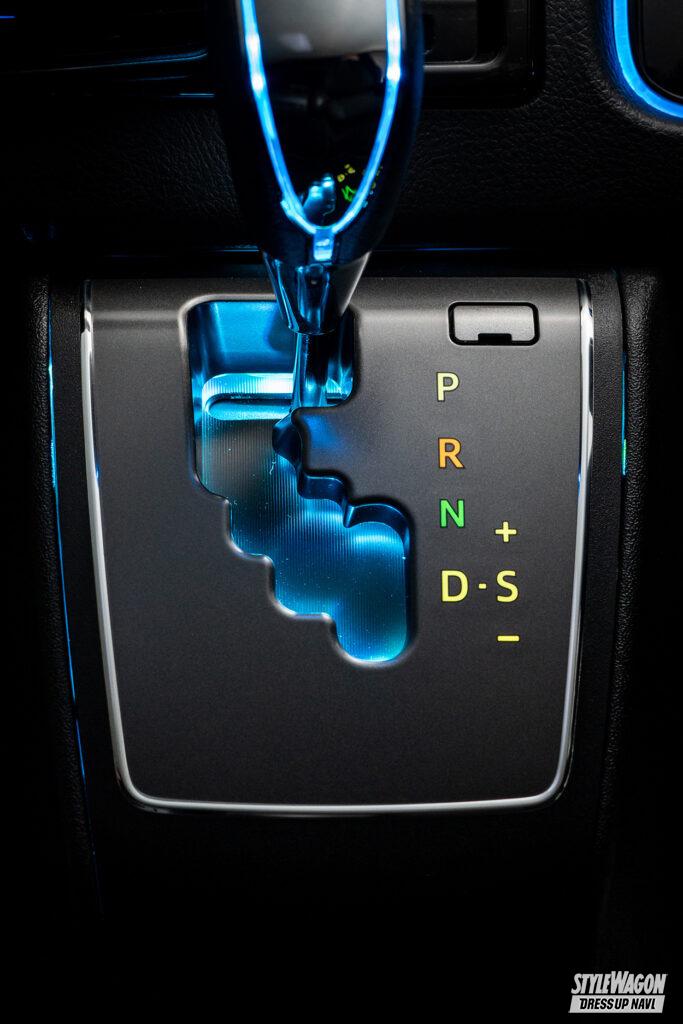 「選べる16色の調光機能付き！　アベストのスカイビューナイトラインで、トヨタ200系ハイエースの車内をムーディにライトアップ」の7枚目の画像
